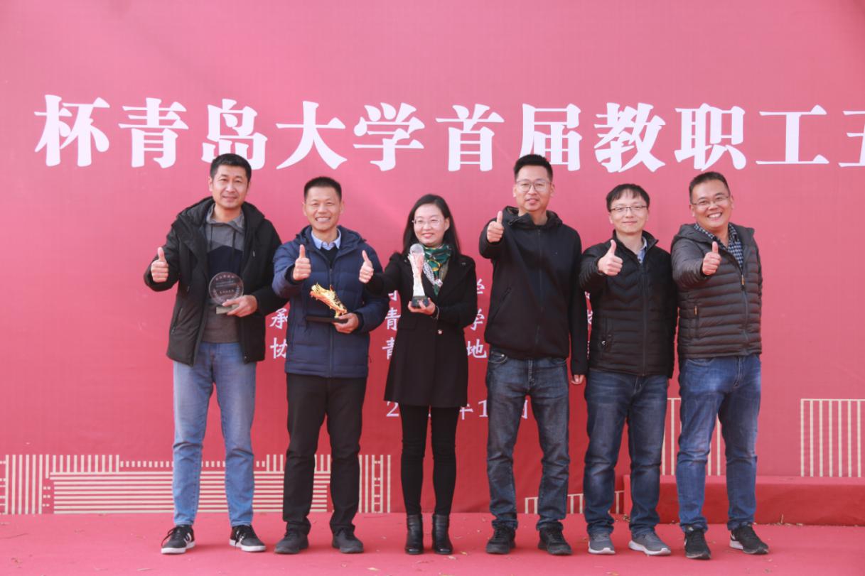 李建新为电子信息颁奖